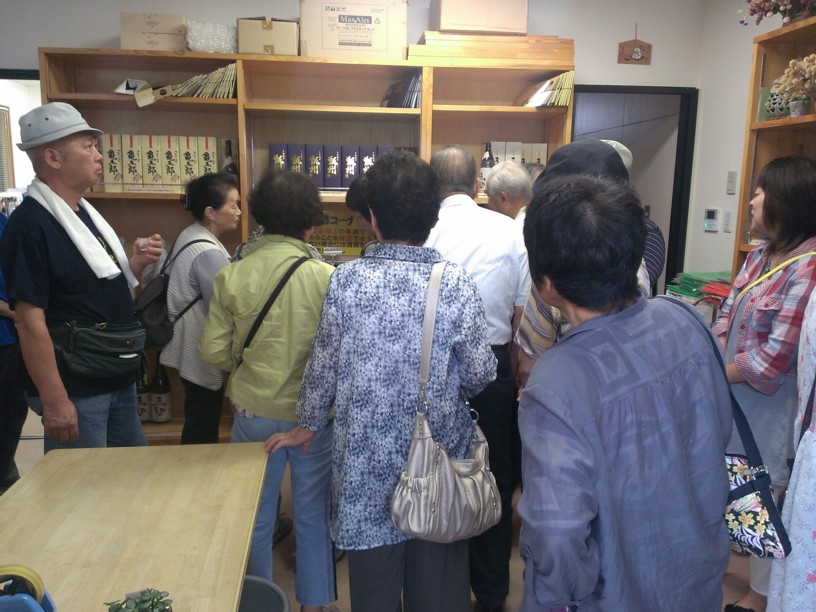 吉永酒造での試飲の様子