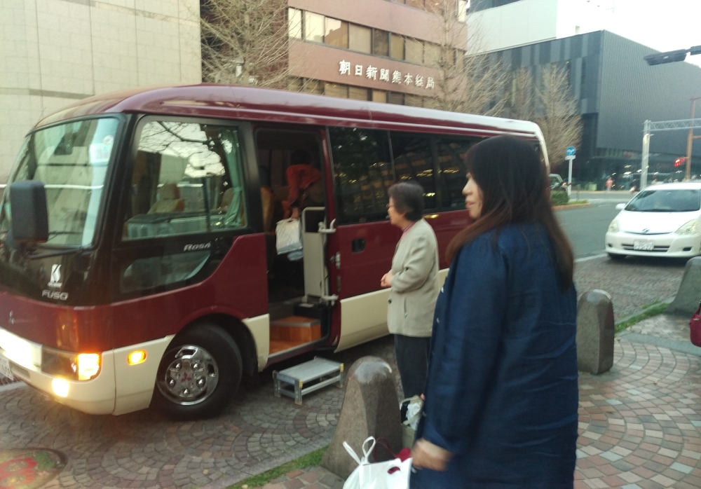 市民会館前到着