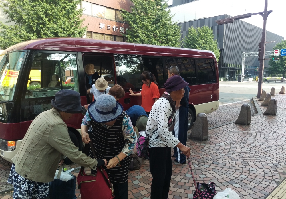 市民会館前到着