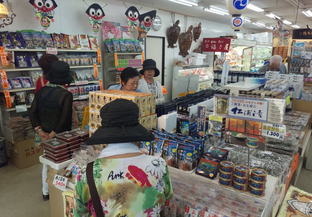 平戸物産館でのショッピング