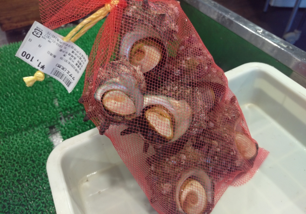平戸瀬戸市場内