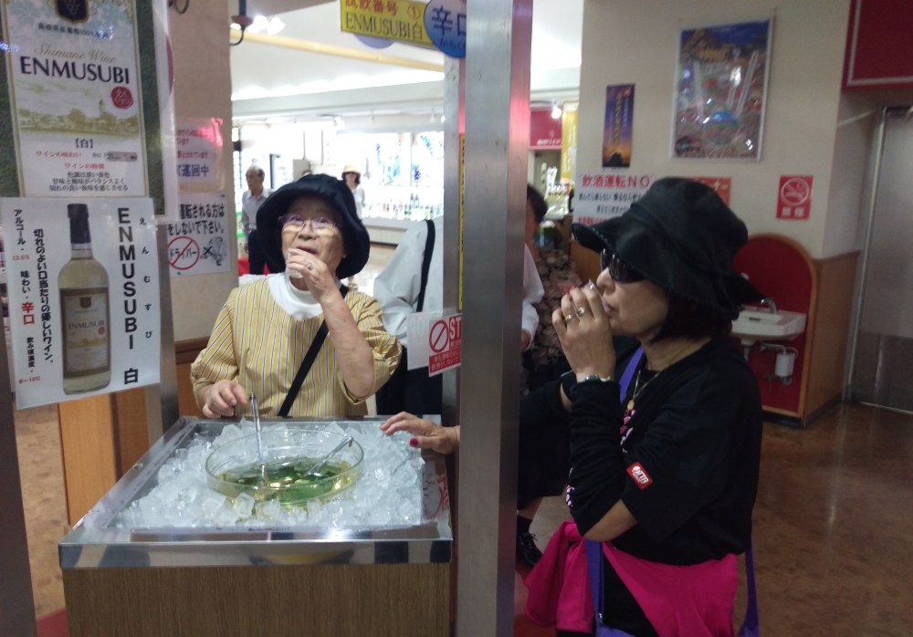 試飲の様子