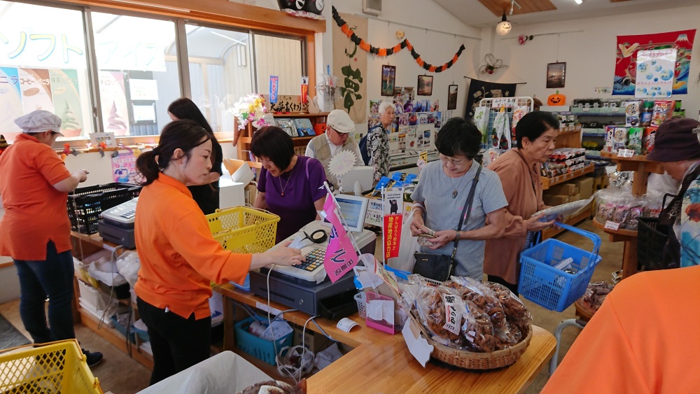 こちらもおなじみ林商店でのお買い物