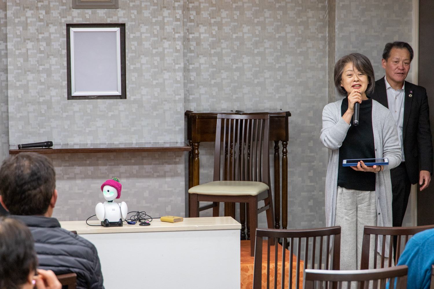 OriHimeを紹介する前田医師