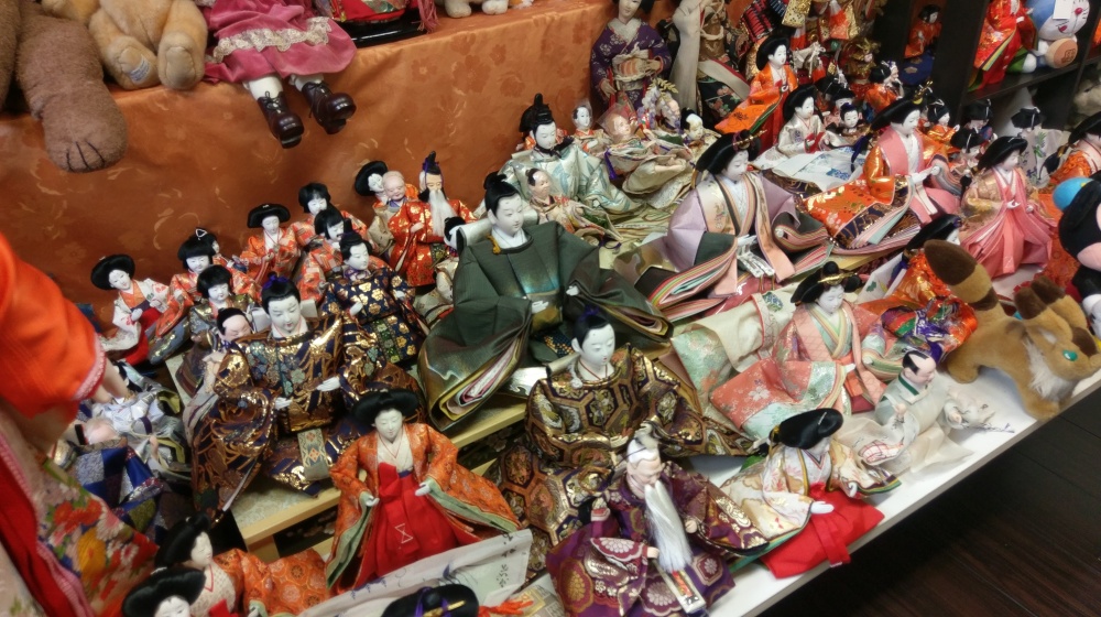 お人形で埋め尽くされる祭壇