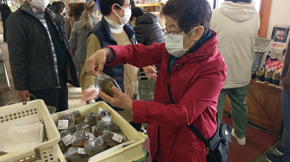 お買い物も真剣です