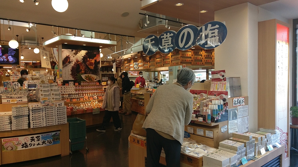 店内でのお買い物の様子