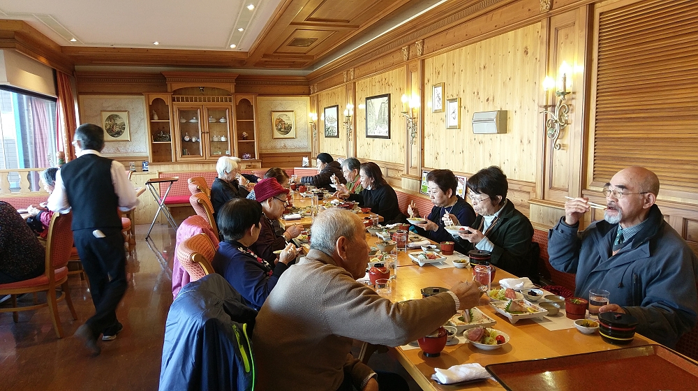 昼食の様子（第１便の皆様）