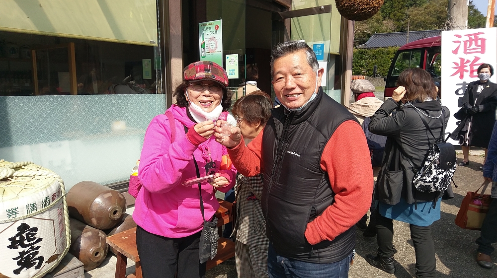 亀萬酒造さんにて試飲の様子