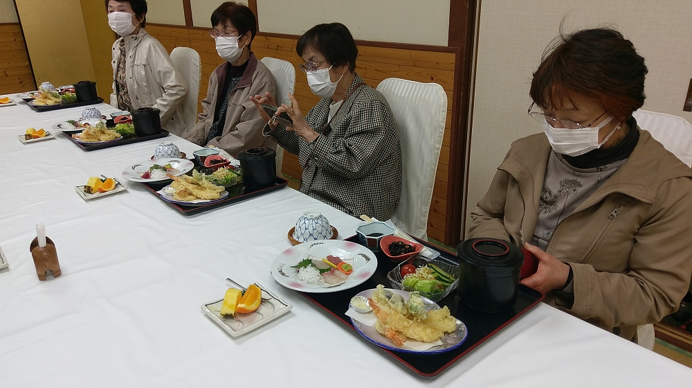 お料理を写真に収める参加者