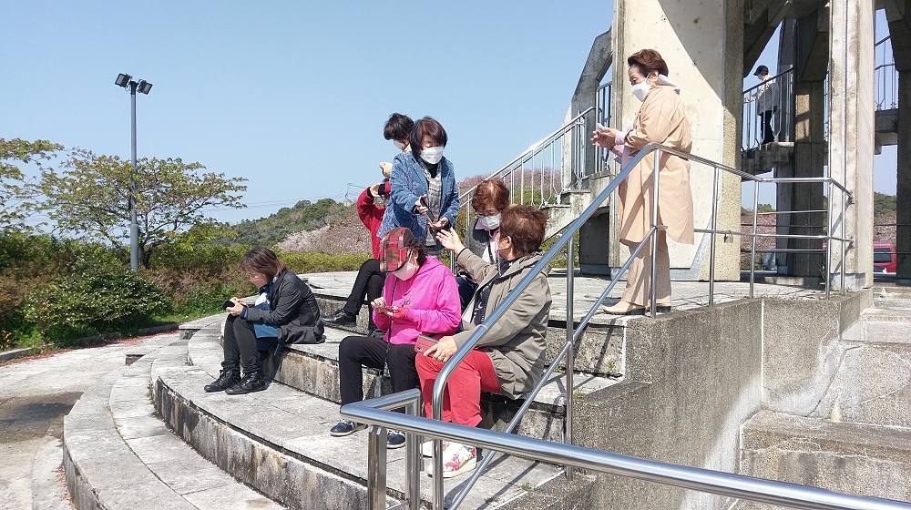 日向でくつろぐ参加者