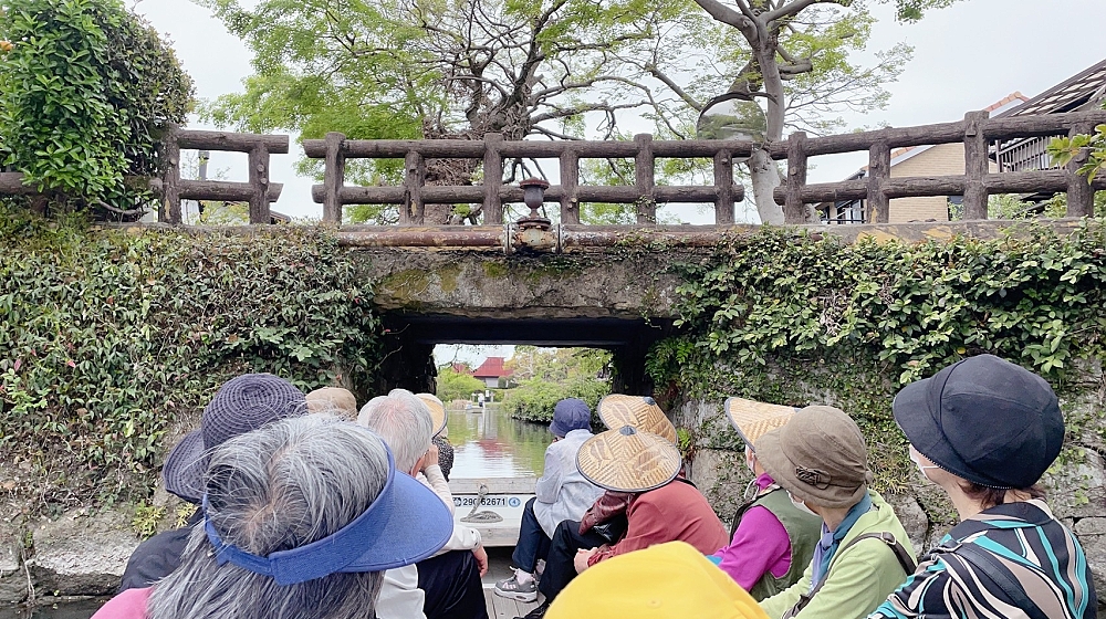 頭をさげて橋の下を通過