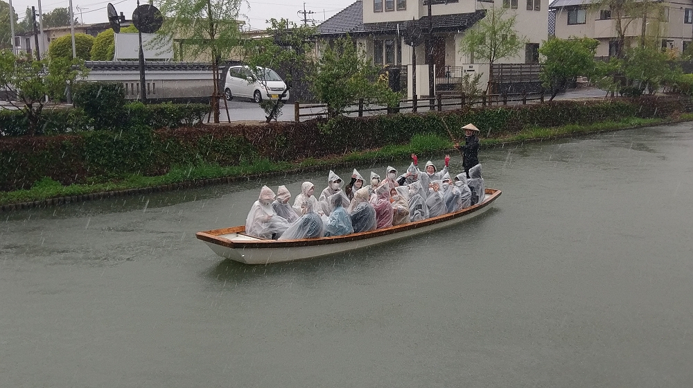 スタートは雨の川下りとなりました