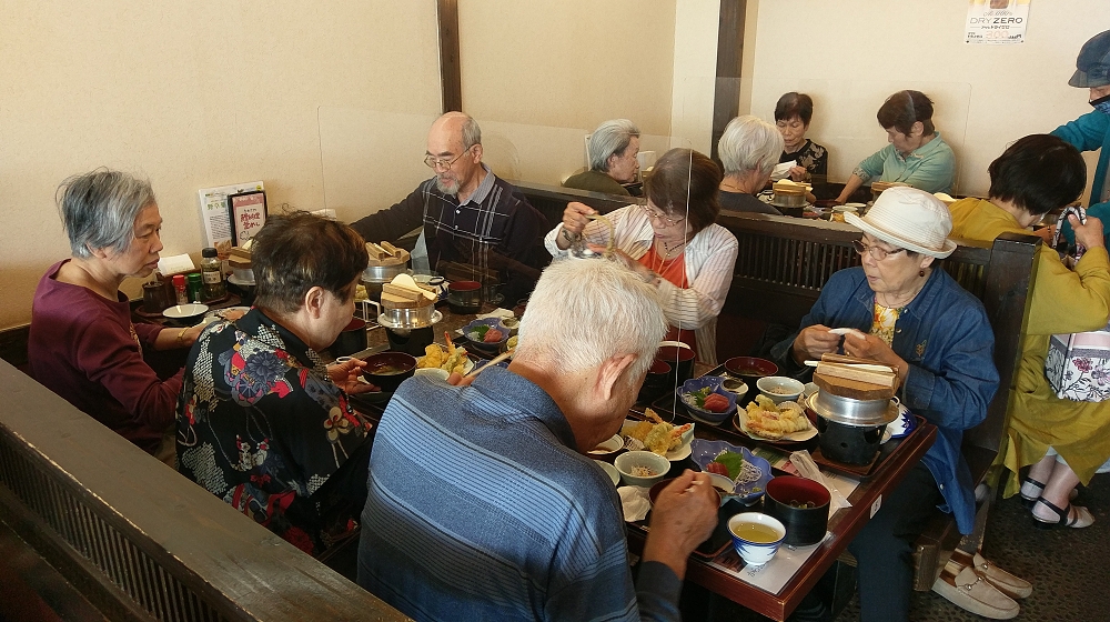 昼食会場のなりざわさんでの様子