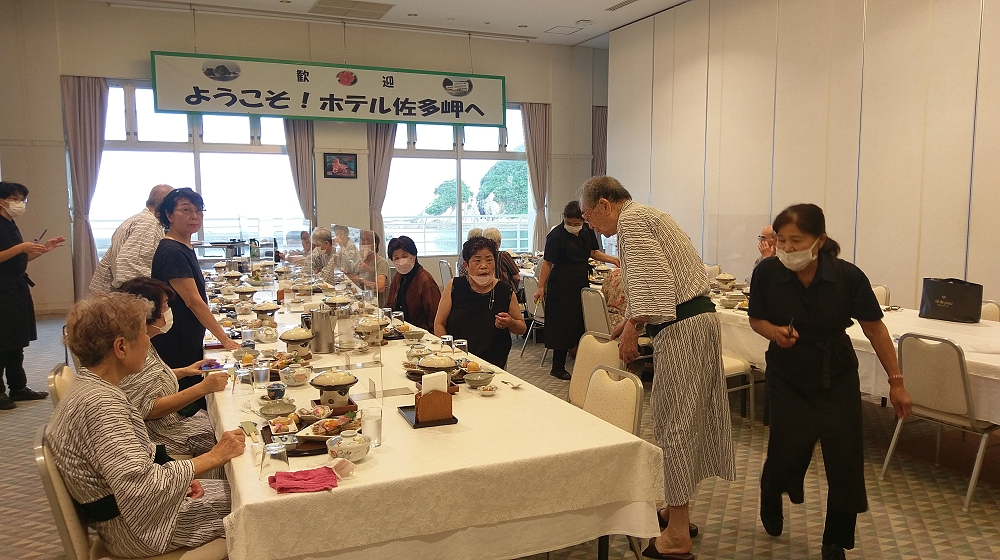 夕食懇親会の様子