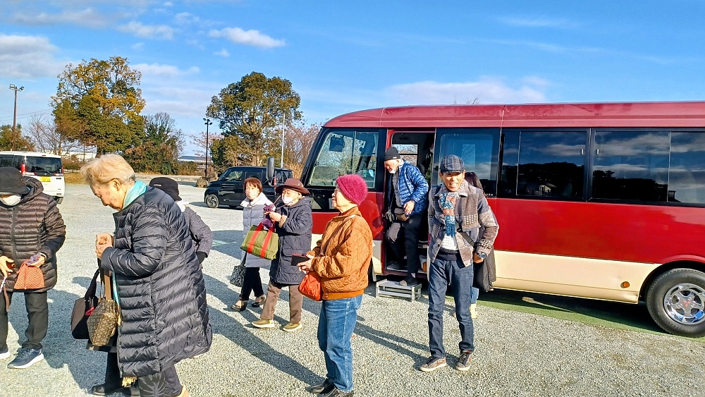 一社目のお詣りに向かうご参加の皆様 一社目のお詣りに向かうご参加の皆様